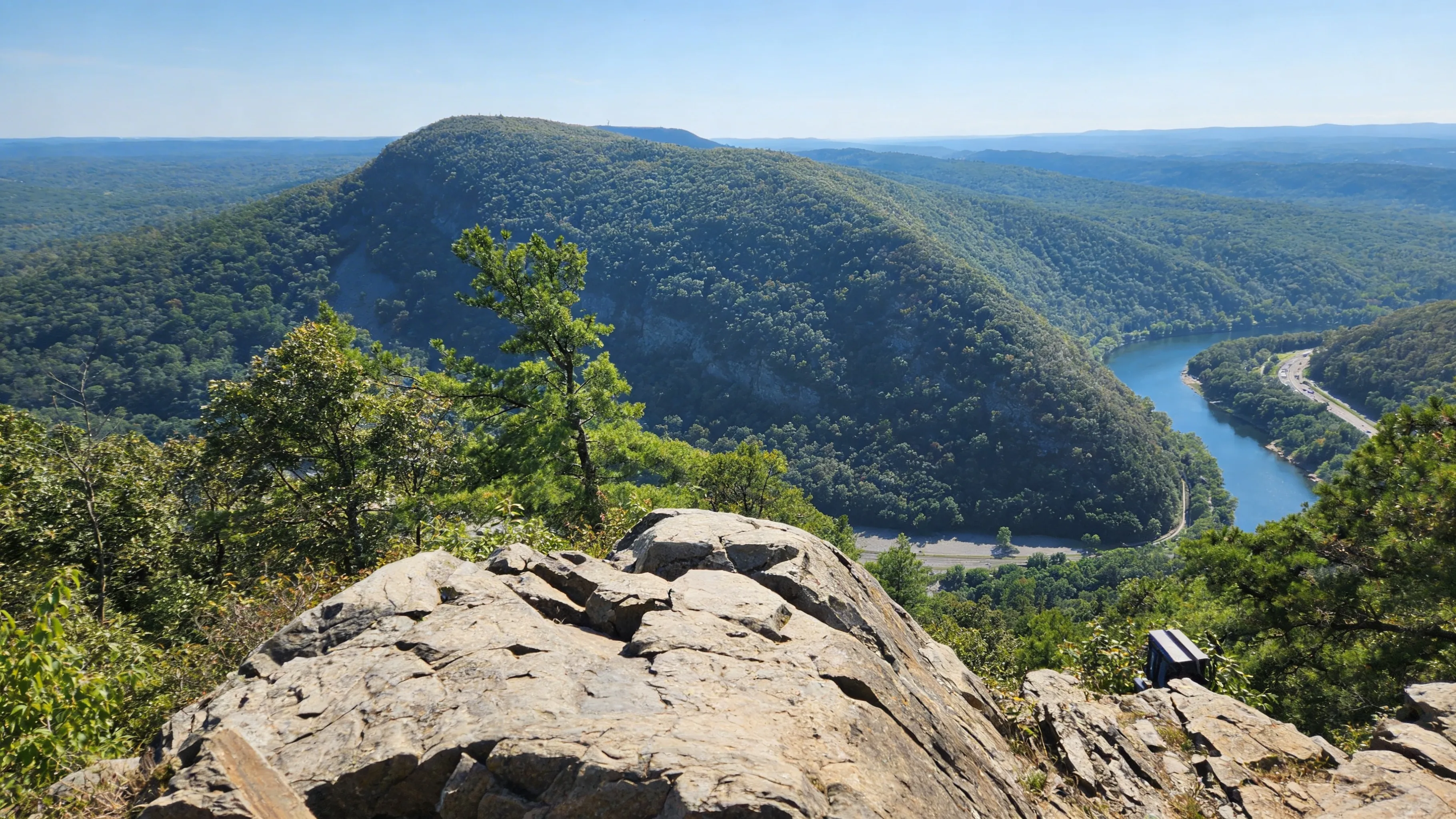 Delaware River cutting through Kittatinny Ridge at Delaware Water Gap